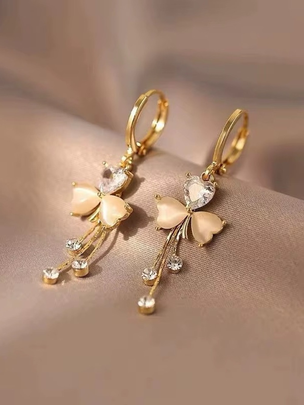 ***Exquisite Gold-Tone Heart & Petal Dangle Earrings - Cream and Clear